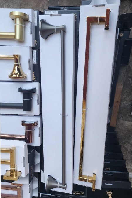 علاّقات مناشف حمّام – رمادي معدني وذهبي لامع